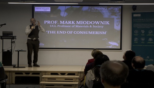 Professor Mark Miodownik gives his presentation.